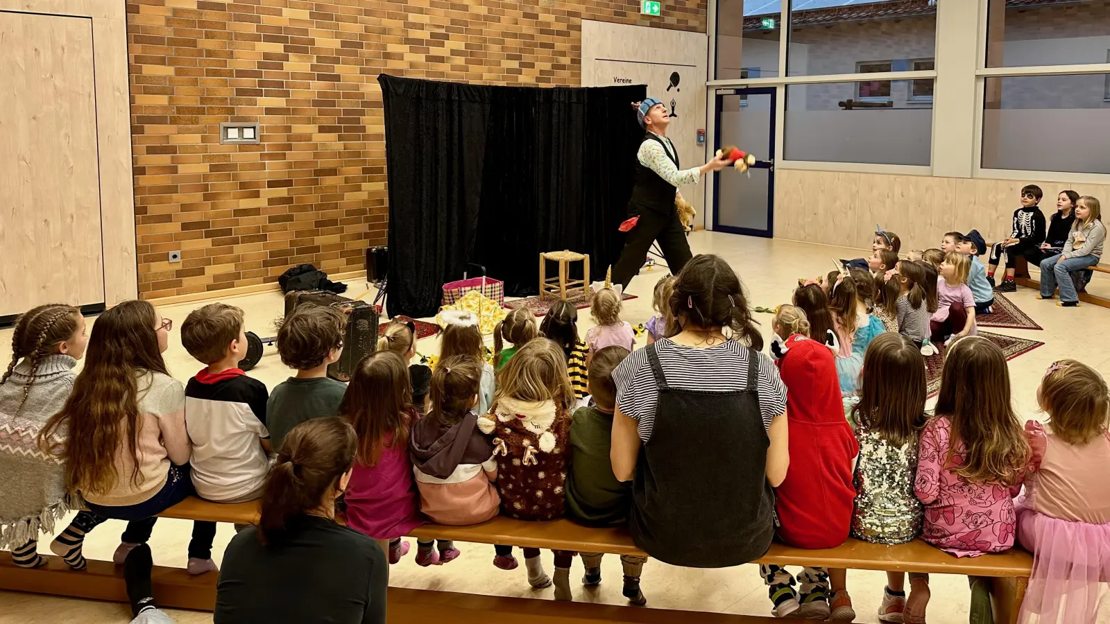 Sepp Schabernack in Aktion und alle Kids sind begeistert.  (Bild: Markus Kick)