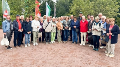 Gruppenfoto mit den Seniorenbeauftragten und Quartiersmanagern im Landkreis Tirschenreuth vorm Eingang zur Landesgartenschau (Erste von links Anja Dubrowski, Seniorenfachstelle Landratsamt Tirschenreuth).  (Bild: Jonas Horn)