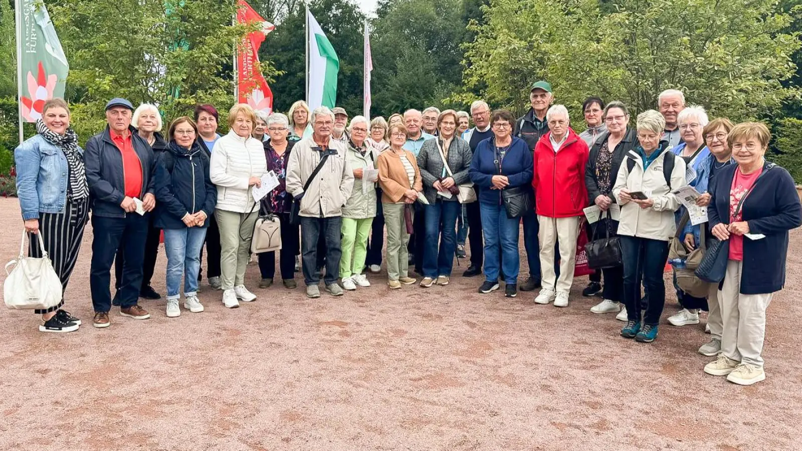 Gruppenfoto mit den Seniorenbeauftragten und Quartiersmanagern im Landkreis Tirschenreuth vorm Eingang zur Landesgartenschau (Erste von links Anja Dubrowski, Seniorenfachstelle Landratsamt Tirschenreuth).  (Bild: Jonas Horn)