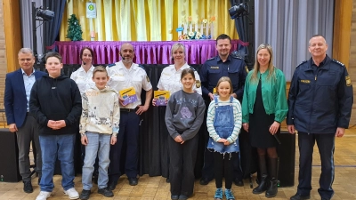 Schülerinnen und Schüler der vierten Klassen der Grundschule Windischeschenbach (vordere Reihe) mit Bürgermeister Karlheinz Budnik, den drei Puppenspielern der Polizeibühne Weiden, örtlichem Polizeihauptkommissar Alexander Horn, Schulleiterin Annette Spreitzer und erstem Polizeihauptkommissar Stefan Weinberger (hintere Reihe von links nach rechts) (Bild: Thomas Plank)