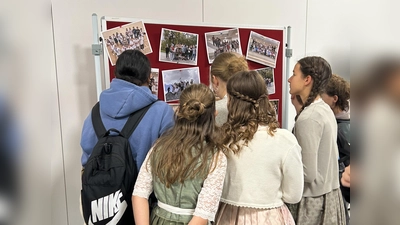 In der „Bayerischen Pause“ betrachten Schülerinnen der Realschule Kemnath die eingereichten Fotobeiträge zum Wettbewerb. (Bild: Miriam Hollering)