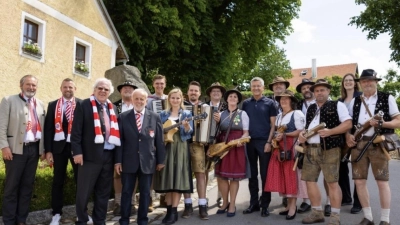 Mit den Böllerschützen aus Schmidgaden, dem Schirmherrn Frank Zeitler, dem Gastgeber Graf Beissel von Gymnich und der Bürgermeisterin Katharina Haas begrüßten die beiden Fanclubvorsitzenden Bernd Hofmann und Sebastian Nerger den Präsidenten des FC Bayern Herbert Hainer (Mitte)  (Bild: Veronika Hofmann)