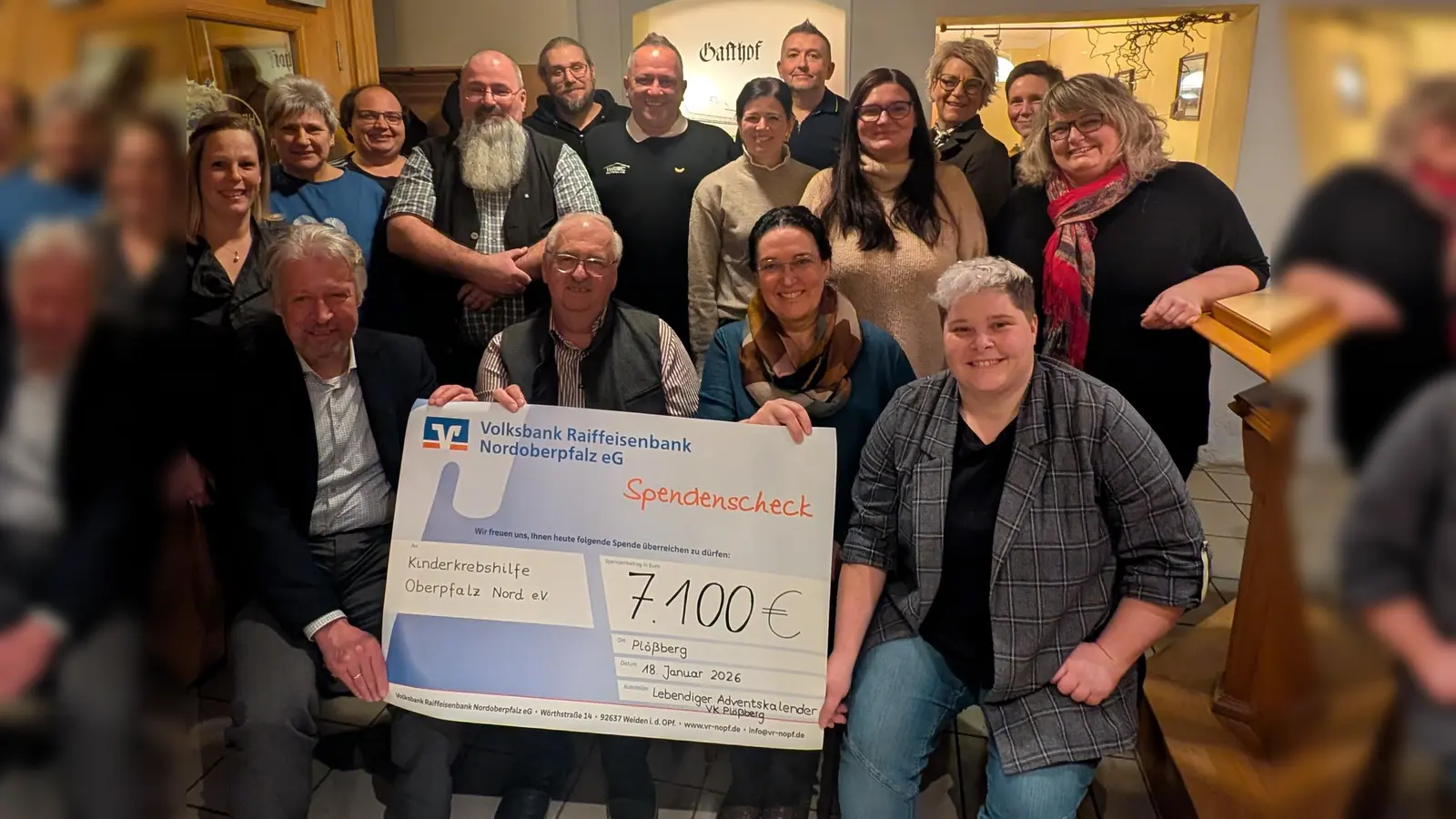 Viele Beteiligte der Adventsfensteraktion waren zur Spendenübergabe gekommen, um die erfreuliche Spende an Herbert Putzer von der Kinderkrebshilfe Oberpfalz Nord zu übergeben. (Bild: Gerhard Zeitler)
