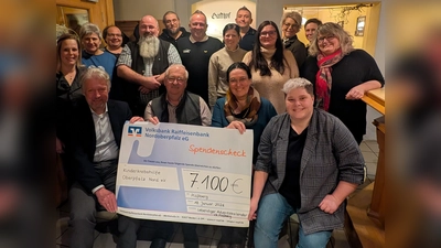 Viele Beteiligte der Adventsfensteraktion waren zur Spendenübergabe gekommen, um die erfreuliche Spende an Herbert Putzer von der Kinderkrebshilfe Oberpfalz Nord zu übergeben. (Bild: Gerhard Zeitler)