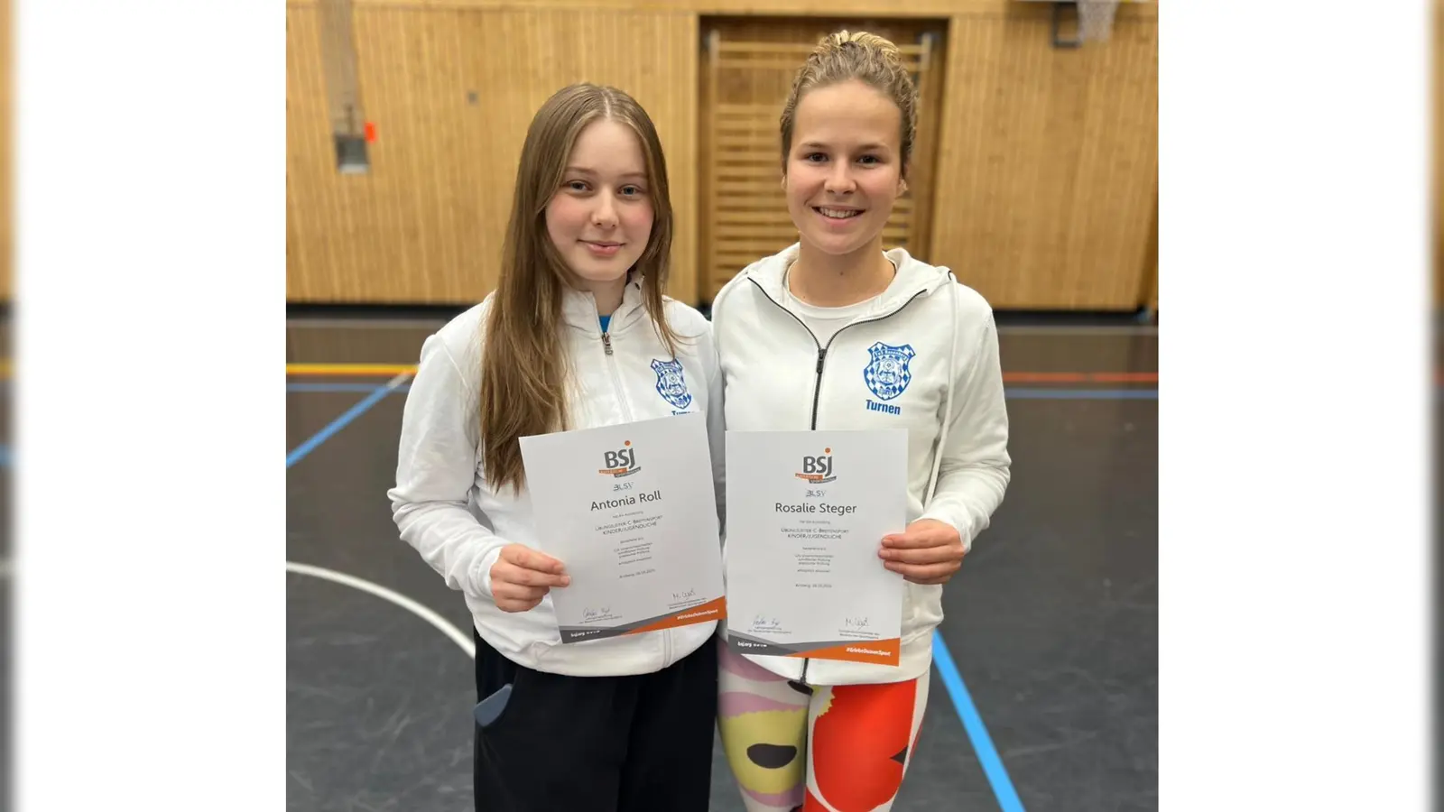 Antonia Roll und Rosalie Steger mit ihrer Urkunde zum Übungsleiter - C - Breitensport Kinder/Jugendliche (Bild: Rosalie Steger)