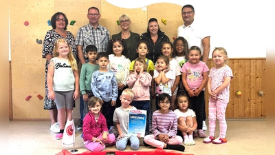 HWK-Geschäftsführer Alexander Stahl (1.v.re.) besuchte den Kindergarten St. Markus in Weiden nach der Teilnahme beim Kita-Wettbewerb und brachte Brezen und kleine Geschenke mit.  (Bild: Alexander Stahl)