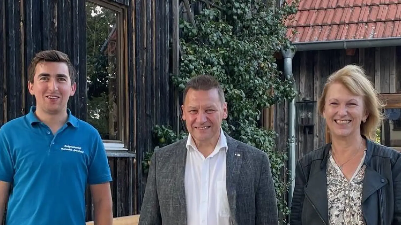 Zufrieden mit dem neugestalteten Dorfstadel: (von links) Vorsitzender Johannes Franz von der Dorfgemeinschaft Matzenhof-Gronatshof, VR-Bank-Vorstandsmitglied Erich Übler und Bürgermeisterin Brigitte Bachmann-Mühlinghaus. (Bild: no)