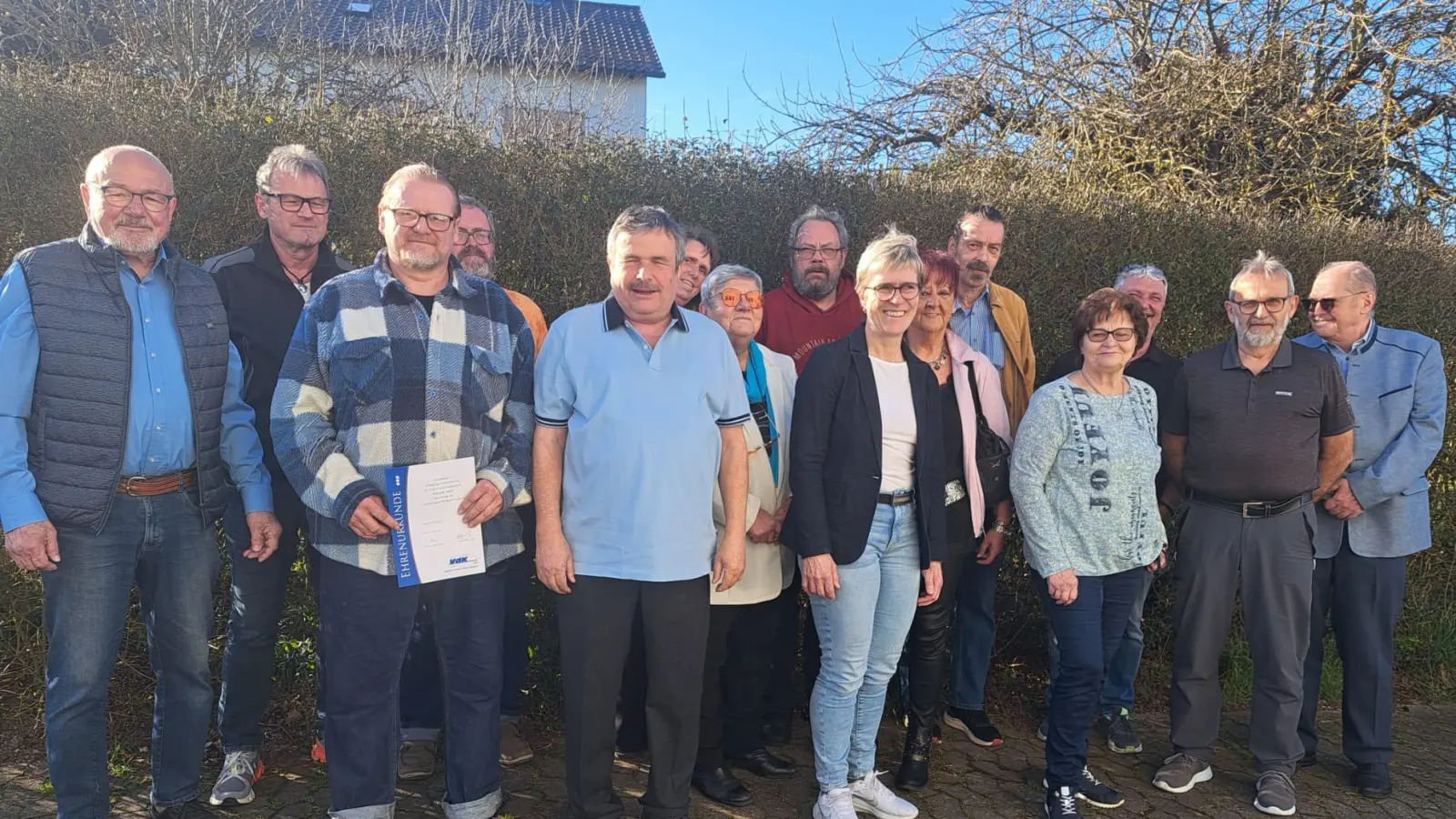 Die neue und alte Vorstandschaft sowie die für langjährige Mitgliedschaft geehrten Mitglieder. Vorsitzender Bernd Wagner (links), Bürgermeisterin Marion Höcht (mittig) und Kreisvorsitzender Reinhard Schön (rechts). (Bild: Bernd Wagner)