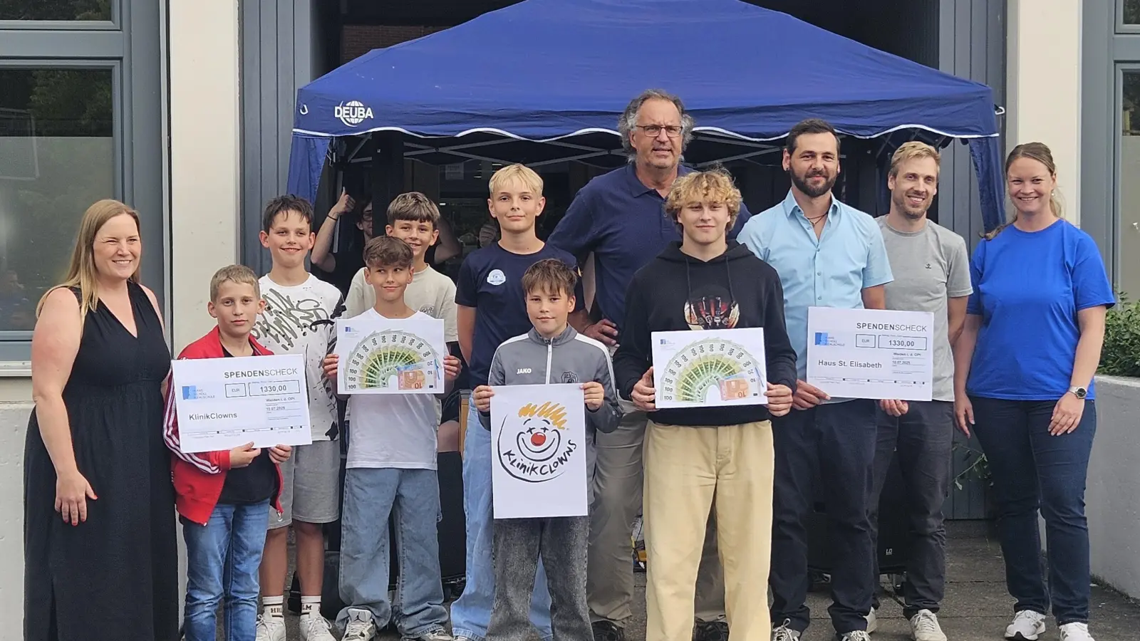 Verbindungslehrkräfte, Schulleitung und Schüler übergeben die Spende an das Haus St. Elisabeth Windischeschenbach.  (Bild: Birgit Winter-Pausch)