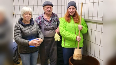 Familie Hergert beim Krauteintreten (Bild: Anja Thalhauser)