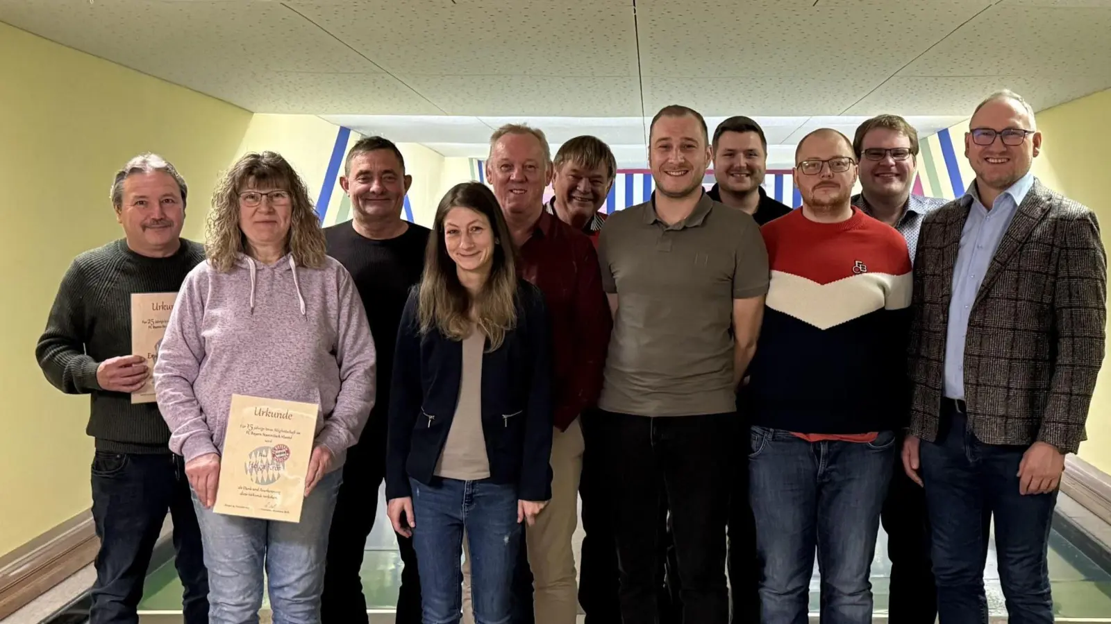 Bürgermeister Richard Kammerer (rechts) gratulierte dem Vorsitzenden Max Merk (Bildmitte) zu seiner Wahl und wünschte ihm und seiner Führungsriege gute Entscheidungen und viel Freude mit dem FC Bayern.  (Bild: Johann Kneißl)