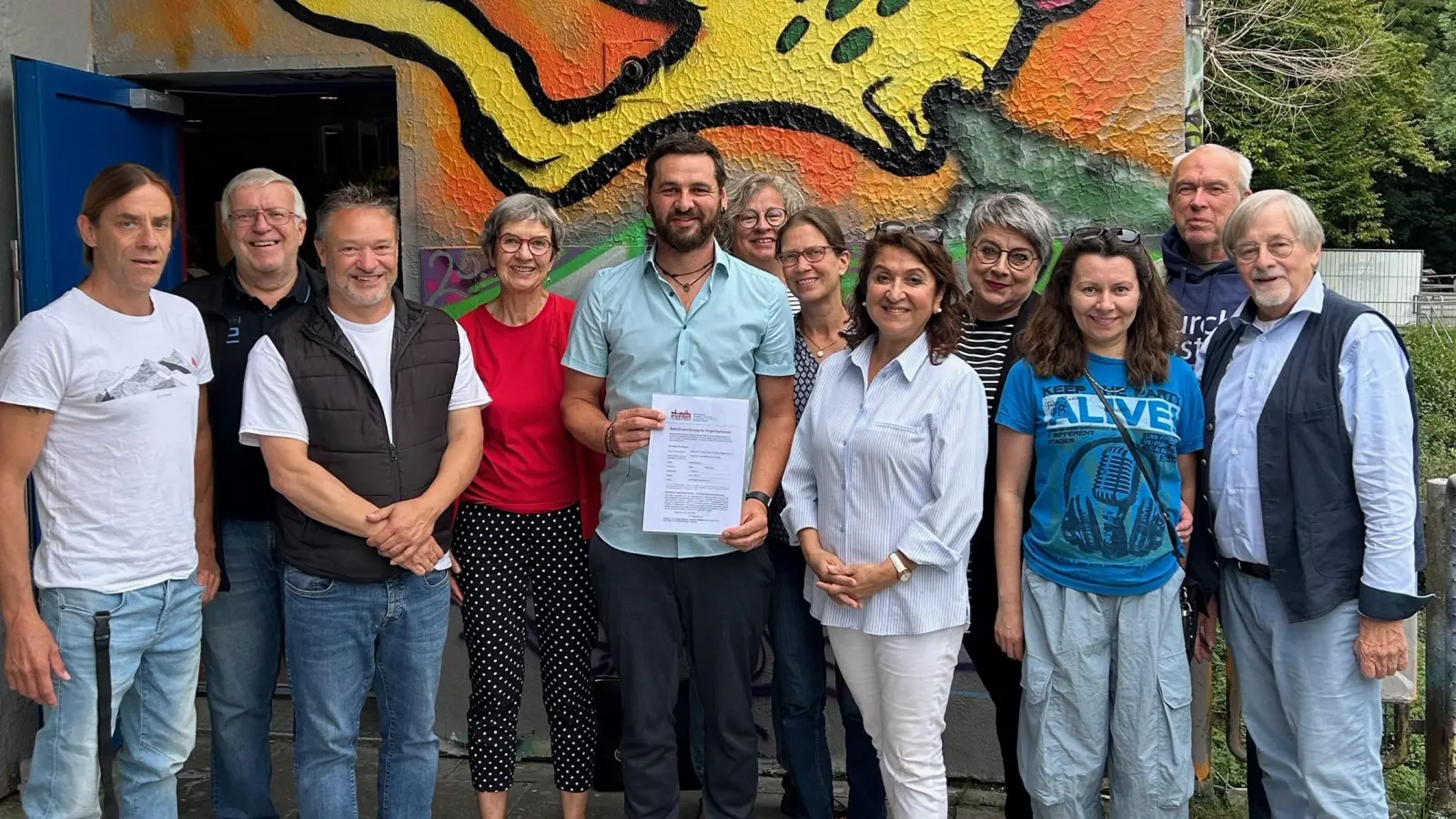 Übergabe der Beitrittserklärung durch Peter Wasel (Mitte) an Veit Wagner, 1. Vorsitzender von Weiden ist bunt e.V. (rechts im Bild). (Bild: Veit Wagner)