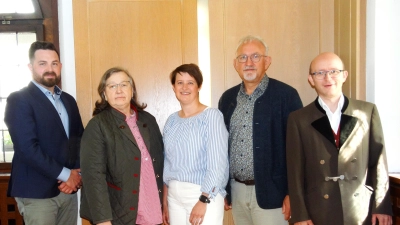 Von links: Bürgermeister Sebastian Giering, Anni Löw, Theresia Haferland, Bürgermeister von Püchersreuth Rudolf Schopper, Andreas Träger (von der Störnsteiner Blasmusik) engagieren sich für kranke Kinder. (Bild: Gerhard Träger)