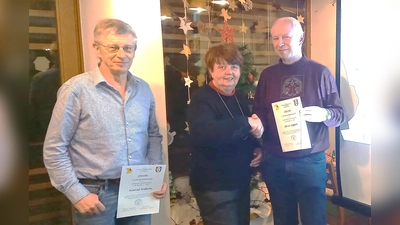 Willi Konrad und Oliver Lipfert wurden von der GFO-Vorsitzenden Monika Beer-Helm für 30 Jahre Mitgliedschaft mit Urkunden geehrt (Bild: Markus Scharnagl)