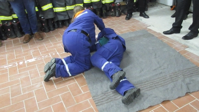 Ein Prüfling zeigt die stabile Seitenlage an einer Person (Bild: Erwin Schmidbauer)