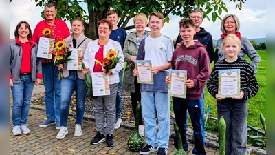 Vorsitzende Martina Götz, hintere Reihe, rechts, und zweite Vorsitzende Johanna Scharf, vordere Reihe, links, gratulierten den Preisträgern der Gartenfruchtwettbewerbe. (Bild: Christiane Wagner)