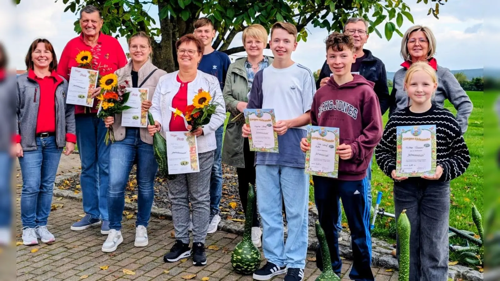 Vorsitzende Martina Götz, hintere Reihe, rechts, und zweite Vorsitzende Johanna Scharf, vordere Reihe, links, gratulierten den Preisträgern der Gartenfruchtwettbewerbe. (Bild: Christiane Wagner)