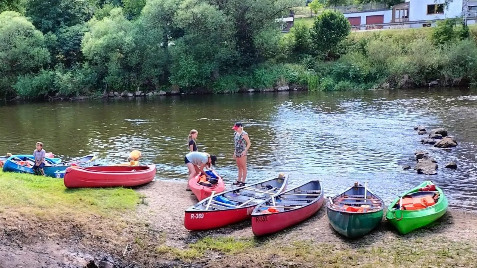 In Duggendorf machten die Paddler eine Picknickpause.<br> (Bild: Christine Meister)