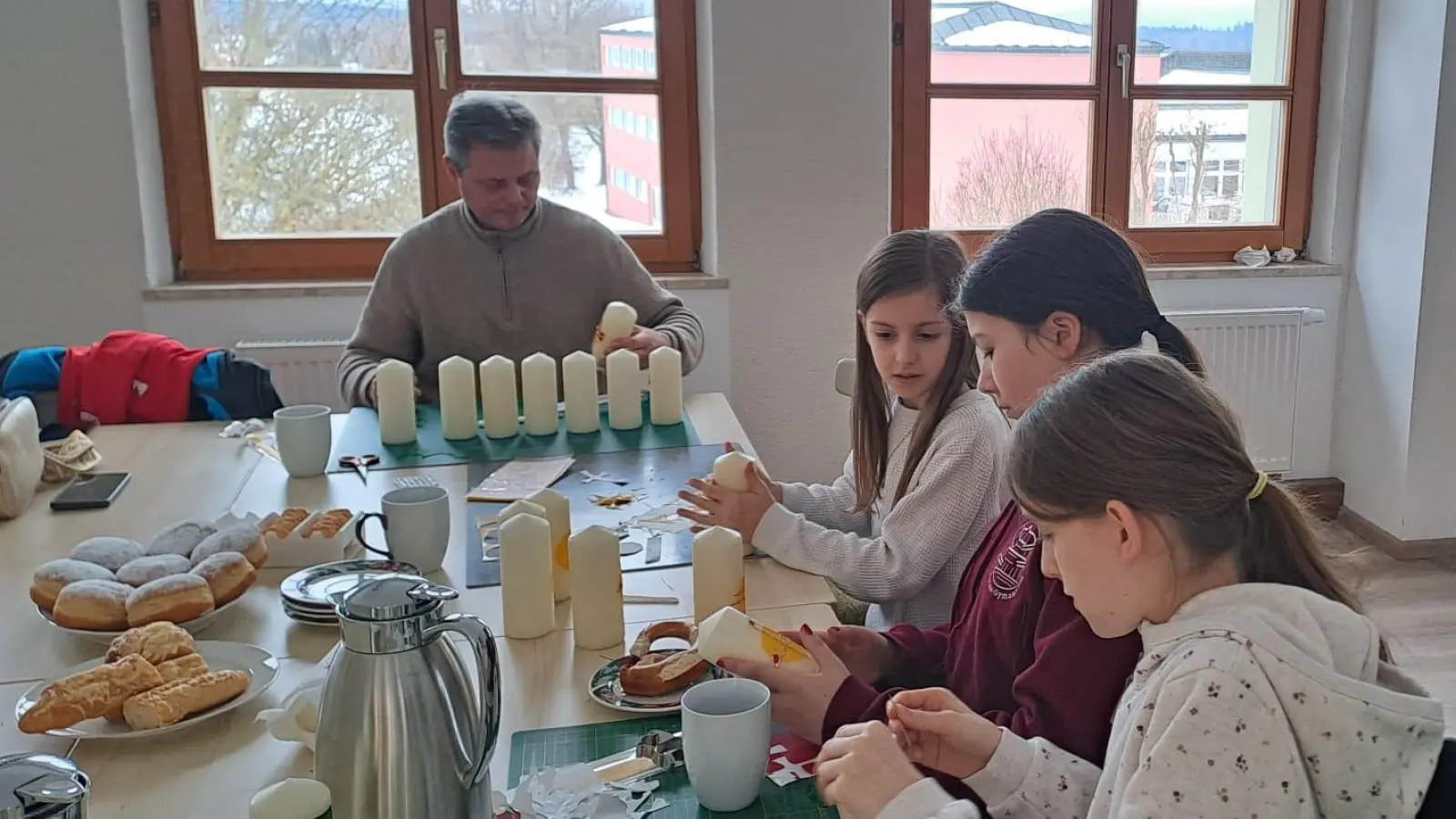 Die Minis arbeiten mit Wachs und gestalten einzigartige Osterkerzen (Bild: Manuel Koller)