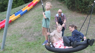 Das macht Spaß: Kinder in der Netzschaukel. (Bild: Claus Zille)