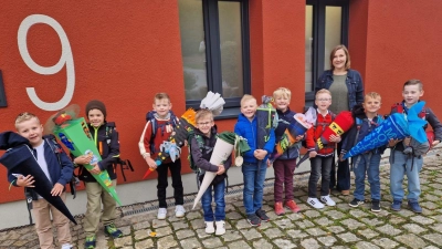 9 Erstklässler in Flossenbürg (Bild: Eva-Maria Hecht)