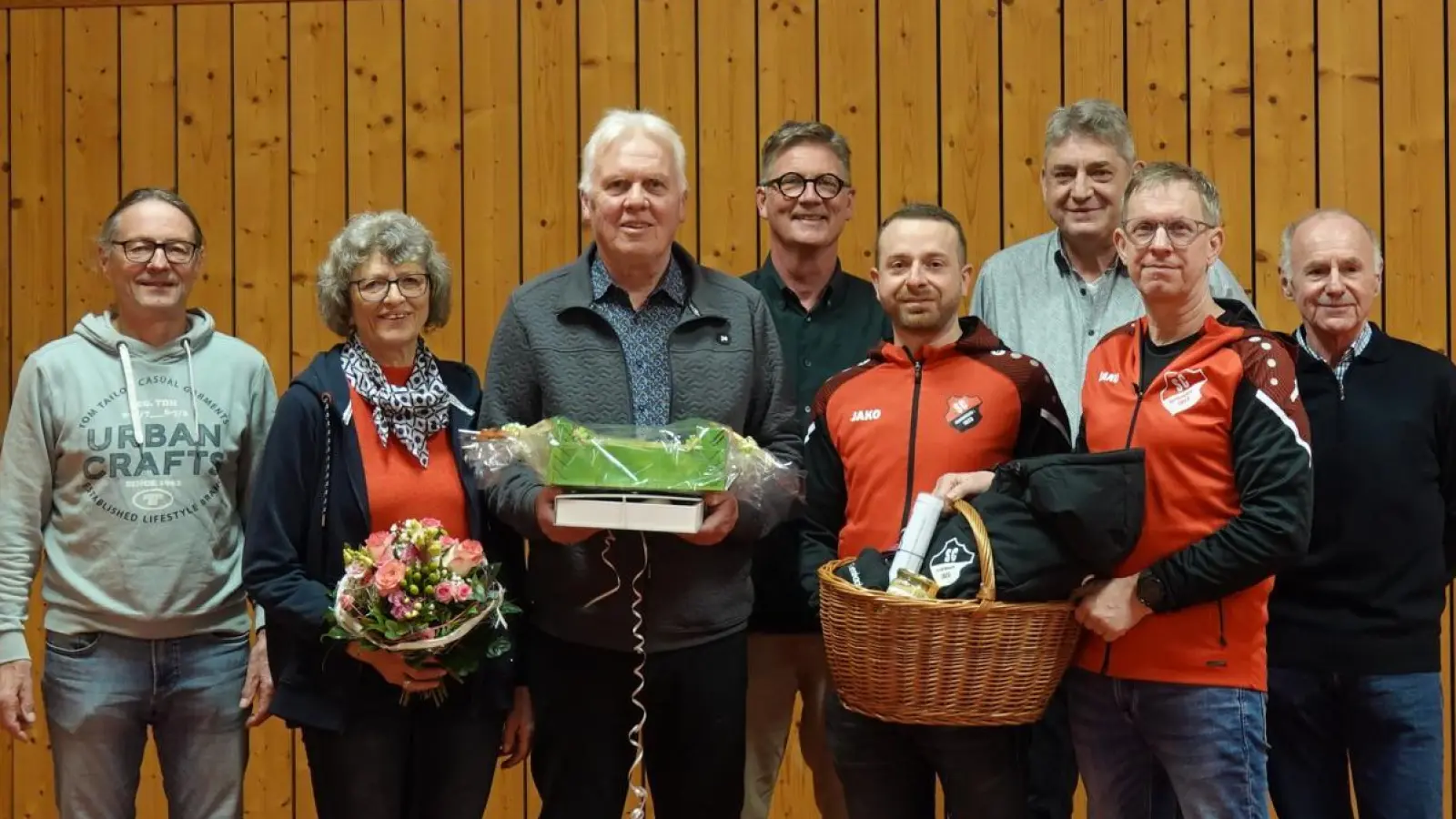 Bild zeigt von links nach rechts:<br>Manfred Kleber Tischtennis, Ehefrau Renate mit Jubilar Dieter Sporr, Sandro Götz DJK Pressath, Michael Brüchner SCE Eschenbach, Roman Kastl DJK Pressath, Thomas Mikolei SC Eschenbach und Richard Schäffler Tischtennis <br> (Bild: Richard Schäffler)