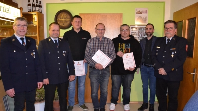 Die Freiwillige Feuerwehr Ödpielmannsberg dankte 17 Mitgliedern für 5-, 20-, 25-, <br>30-, 60- und 65 Treue zur Dorffeuerwehr. Dazu gratulierten 1. Bürgermeister Armin Bulenda (Zweiter von rechts), Kreisbrandmeister Thomas Kleber, Eslarn (rechts) sowie 1. Vorsitzender Hermann Ach (links).<br> (Bild: Peter Garreiss)