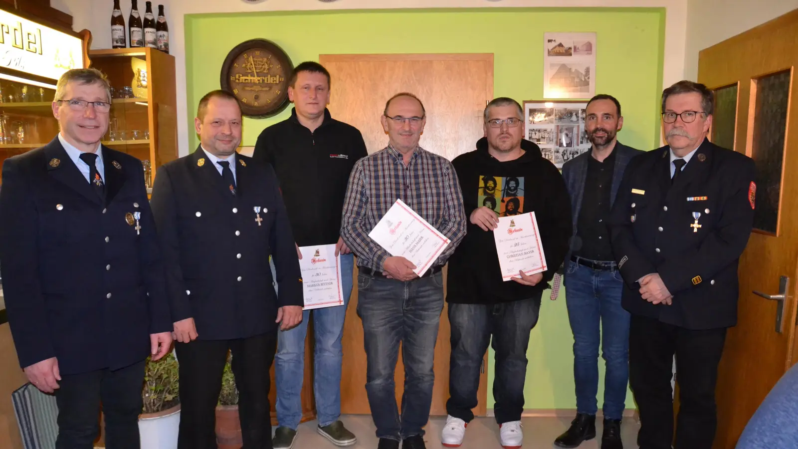 Die Freiwillige Feuerwehr Ödpielmannsberg dankte 17 Mitgliedern für 5-, 20-, 25-, <br>30-, 60- und 65 Treue zur Dorffeuerwehr. Dazu gratulierten 1. Bürgermeister Armin Bulenda (Zweiter von rechts), Kreisbrandmeister Thomas Kleber, Eslarn (rechts) sowie 1. Vorsitzender Hermann Ach (links).<br> (Bild: Peter Garreiss)