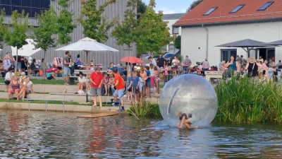 Ferienprogramm mit Flohmarkt für Kinder und Wasser-Laufball am Dorfteich. (Bild: Brigitte Meyer)