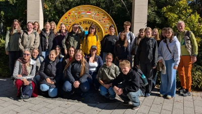 Die 10. Klassen des Gymnasiums Neustadt vor dem Weltfriedensgong am Marktplatz von Gödöllo . (Bild: Markus Staschewski)