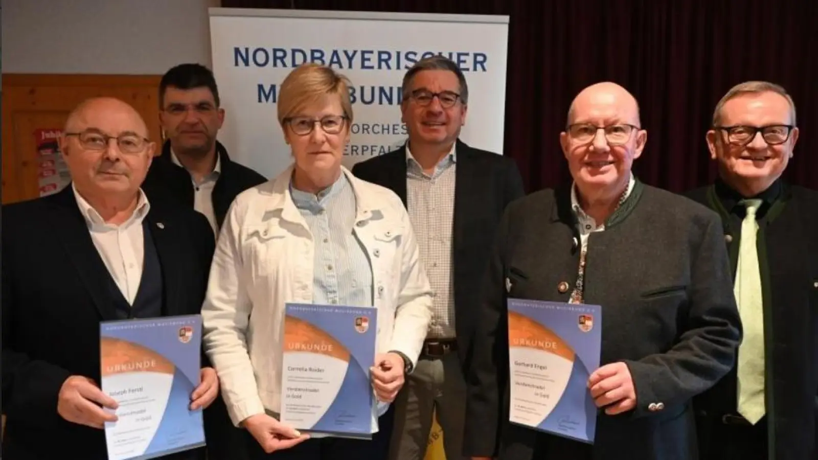 Präsident Manfred Ländner (rechts) mit den Geehrten: von links Kreisvorsitzender Joseph Ferstl, Alexander Dorr (Neumarkt), Bezirksschatzmeisterin Cornelia Roider (Cham), stellv. Bezirksvorsitzender Peter Gaschler und Bezirksvorsitzender Gerhard Engel (2.v.r.). (Bild: Lothar Prechtl)