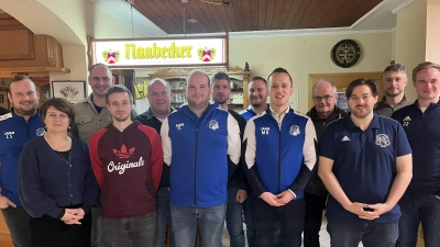 Die neue Vorstandschaft des 1. FC Schmidgaden gem. der Neuwahlen an der JHV 2026, zusammen mit der 3. Bürgermeisterin Theresia Dobler.  (Bild: Michael Probst)