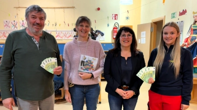 Für die Theatergruppe Kirchenthumbach ist die Spendenübergabe in Höhe von 1000 Euro zugleich Abschluss und Höhepunkt einer gelungenen Saison. Der große Zuspruch des Publikums, die erfolgreiche Inszenierung und nun auch die Unterstützung gemeinnütziger Einrichtungen zeigen, wie stark Kultur und Gemeinschaft in Kirchenthumbach miteinander verbunden sind. Von links: Josef Schreglmann, Daniela Dimler, Gabi Strauß, Anna-Lena Strauß (Bild: Gabi Strauß)