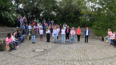 Unter Leitung von Schulleiterin Anja Kraus wurden die Gäste mit einem afrikanischen Lied mit Trommelbegleitung begrüßt.  (Bild: Eva Seifried)