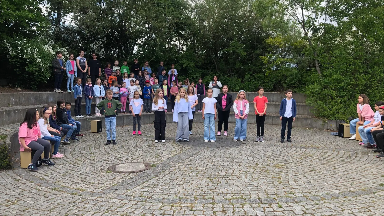 Unter Leitung von Schulleiterin Anja Kraus wurden die Gäste mit einem afrikanischen Lied mit Trommelbegleitung begrüßt.  (Bild: Eva Seifried)