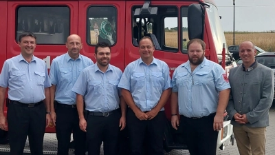 von links: KBM Andreas Ringelstetter, KBR Christian Demleitner, 1.Kdt. Hubert Meierhofer, zurückgetretener Kdt. Stefan Brunner, 2. Kdt. Christian Müller, Bgm. Florian Adam (Bild: Miriam Piehler)