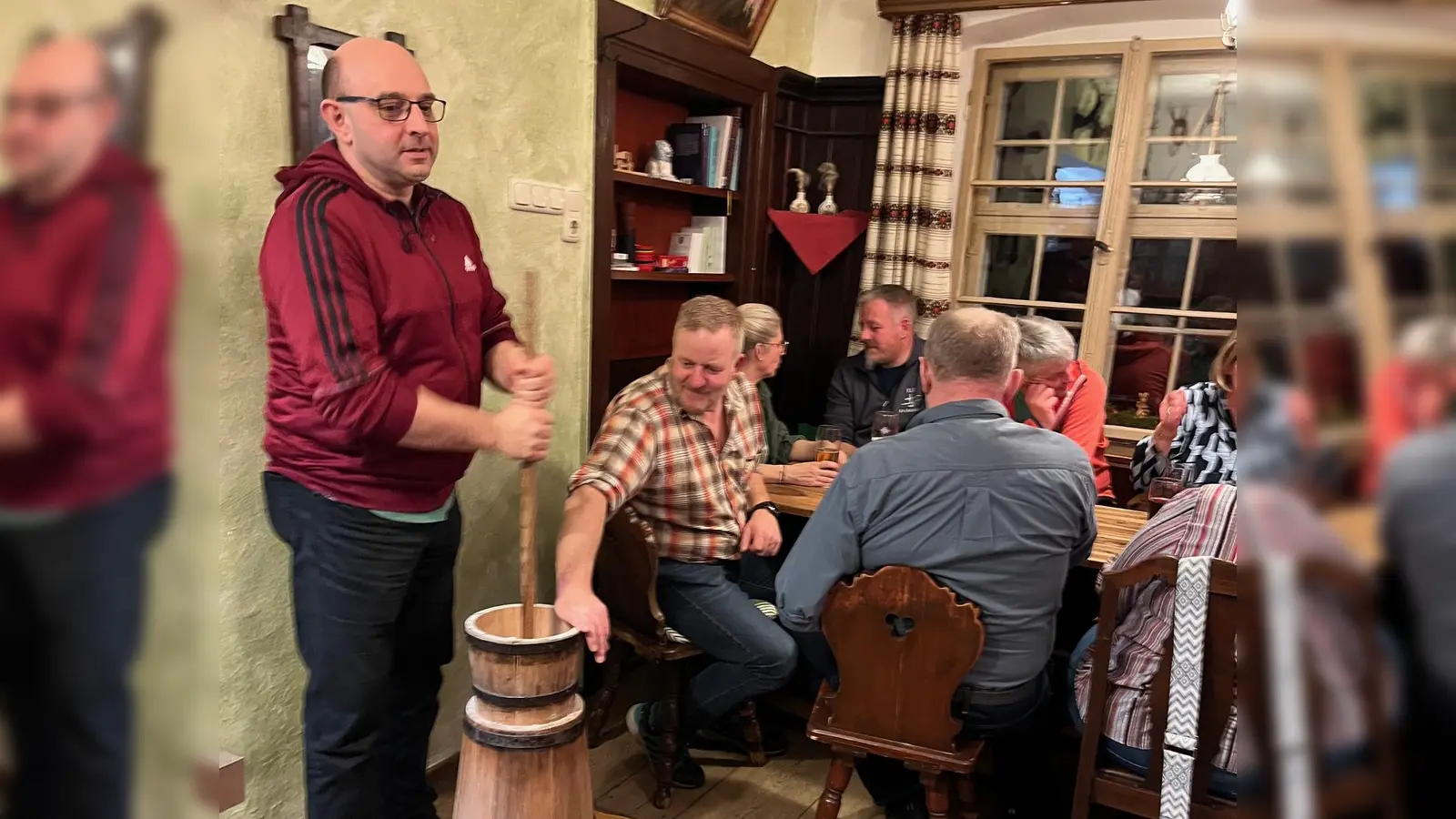 In der Bierwirtschaft „Zur Linde” durfte auch Vorstand Andreas Siegert ans Butterfass. Als die Butter fertig war wurde sie zusammen mit frisch gekochten Kartoffeln, Brot, Wurst, Käse und Gemüse in gemütlicher Runde verzehrt.  (Bild: Claudia Wiesmeth)