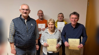 Zweiter Vorsitzender Uli Roth mit den Geehrten (v.l.): Franz-Josef Gretsch, Helene Hofmann, Franz-Josef Rötzer und Wolfgang Witt. (Bild: Andreas Heinz)