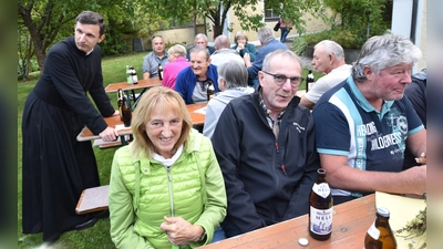 Der Dämmerschoppen im Pfarrgarten war für den neuen Pfarrer Michael Polster eine gute Gelegenheit möglichst viele Besucher kennenzulernen. (Bild: Norbert Weis)