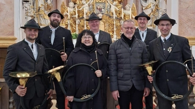 Dekan Dr. Thomas Vogl und die Kaibitzer Schloßbläser (Bild: Pauline Bäumler)