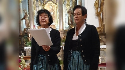 Mit ihren Liedern bescherten die „Zupfer-Moidln“ Waltraud und Renate den vielen Besuchern in der Felixkirche eine kurzweilige Rosenkranz-Andacht. (Bild: Martin Staffe)