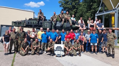 Die mitgereisten Gemeindemitglieder aus Thanstein hatten beim Vergleichsschießen am Simulator des Panzerbataillons 104 in Pfreimd einen erlebnisreichen Tag. (Bild: Anton Höcherl)