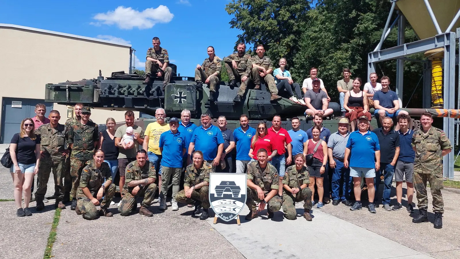 Die mitgereisten Gemeindemitglieder aus Thanstein hatten beim Vergleichsschießen am Simulator des Panzerbataillons 104 in Pfreimd einen erlebnisreichen Tag. (Bild: Anton Höcherl)