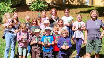 Kinder des Ferienprogramms mit den Jugendwartinnen des OWV Pfreimd (Bild: Sebastian Most)