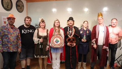 Die diesjährigen Faschingshoheiten der Wolfsbacher Edelweiß-Schützen: Faschingsliesl Emely Dotzler (ab 4. v. l.) und Faschingskönig Mathias Graf. (Bild: Michael Rabenhofer)