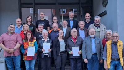 Vorstandschaft ( 1.v.l. Erster Vorsitzender Stefan Döllinger, 2.Reihe 3.v.l. Zweiter Vorsitzender Reinhold Landgraf) mit Jubilaren und Stadträten (Bild: Stefan Schieder)