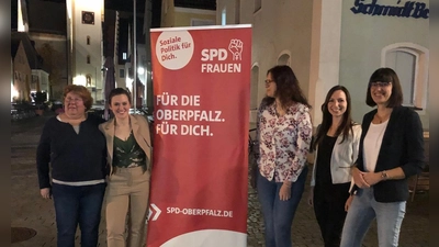 Einige Mitglieder des Vorstands der SPD Frauen Regensburg (vlnr Christine Kleinletzenberger, Andrea Diermeier, Sandra Richthammer, Claudia Neumaier, Christina Schindler). (Bild: Beate Büttner)