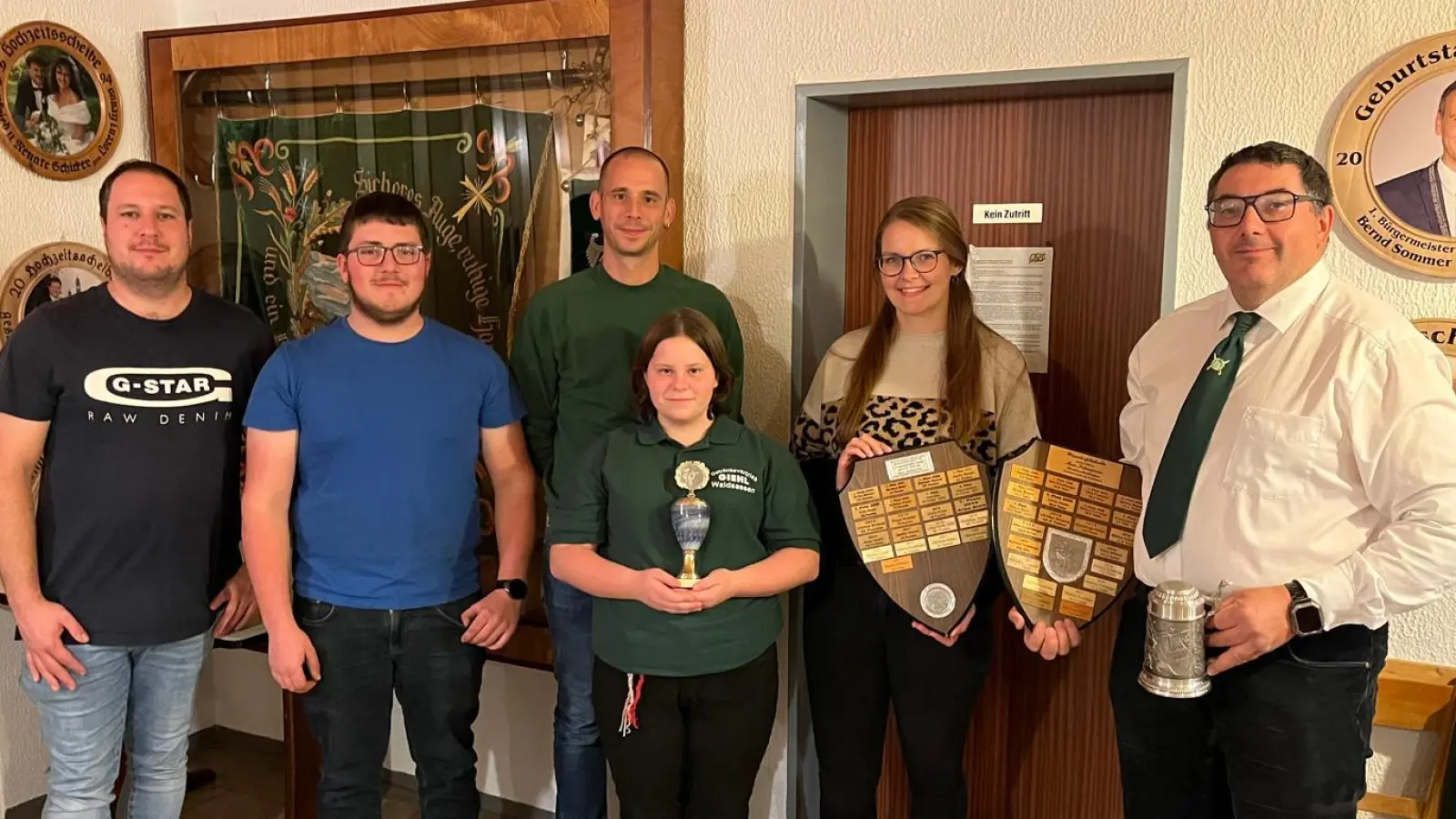 Die Preisträger des Kirchweihschießens 2025 sowie die Verantwortlichen, von links nach rechts: Stefan Peterhans, Sebastian Gmeiner, Sportleiter Felix Wührl, Lena Kraus, Stefanie Ollermann, Schützenmeister Bernhard Ernstberger. (Bild: Uwe Friedrich)