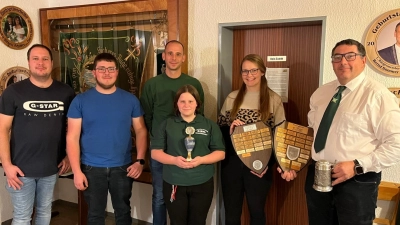 Die Preisträger des Kirchweihschießens 2025 sowie die Verantwortlichen, von links nach rechts: Stefan Peterhans, Sebastian Gmeiner, Sportleiter Felix Wührl, Lena Kraus, Stefanie Ollermann, Schützenmeister Bernhard Ernstberger. (Bild: Uwe Friedrich)