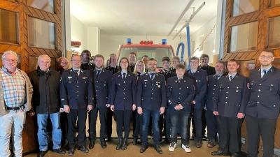 Neue Vorstandschaft mit Kreisführungskräften und Bürgermeister (Bild: Günter Kopp)